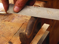 filing the saw handle