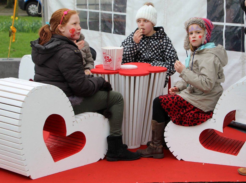 Dustin Van den Abeele’s heart-shaped chairs and table are very easy to make and look fantastic