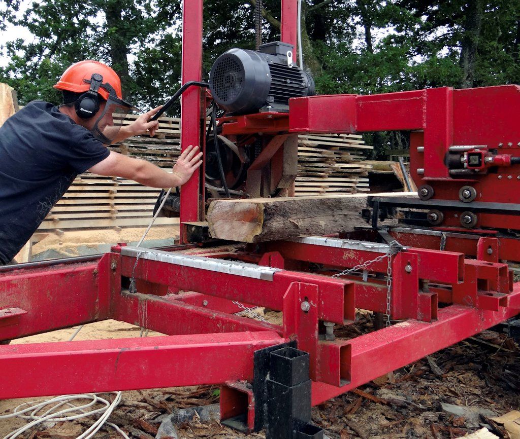 Ed of Winter Garlands using the Wood-Mizer to machine some big pieces of beech