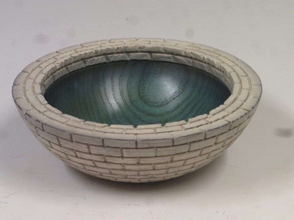 Les Thorne’s stunning textured and airbrushed bowl incorporates the greens and blues found in cenote lakes n Mexico to simulate the effect of deep water