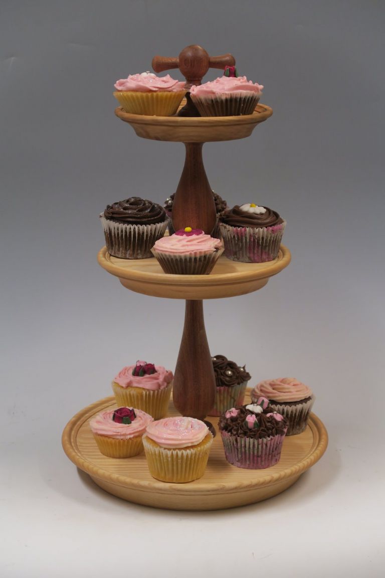 Les Thorne’s classic cake stand is a winner