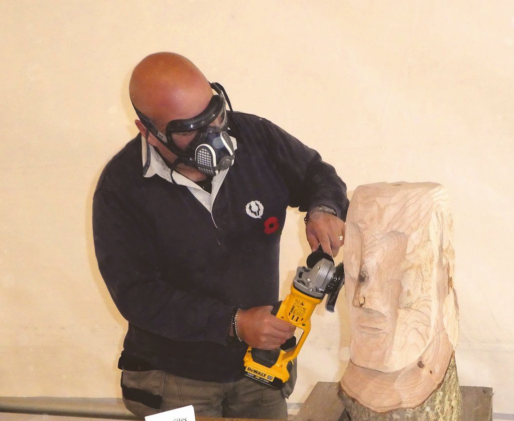 With no cable, the DeWalt DCG412N 125mm angle grinder is very easy to use without restriction
