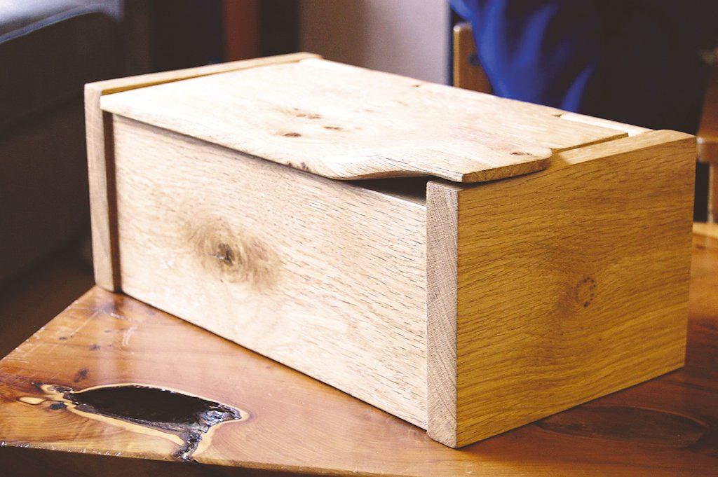 Peter Harrison’s jewellery box with integral hinge