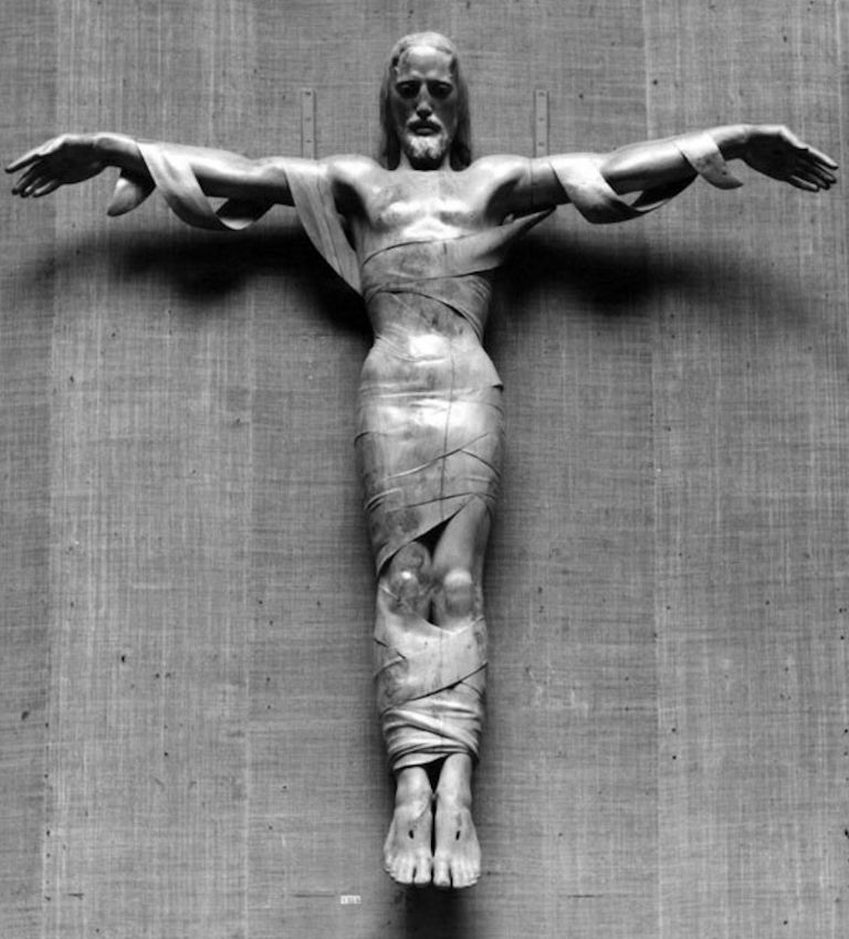 Below the Wells Cathedral clock is a figure of the risen Christ carved from a yew tree by E.J. Clack between 1952–1955