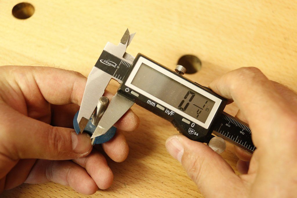 A 1/4in shank router registering 1/4in on the iGaging EZ Cal digital calliper readout. What’s not to like?!