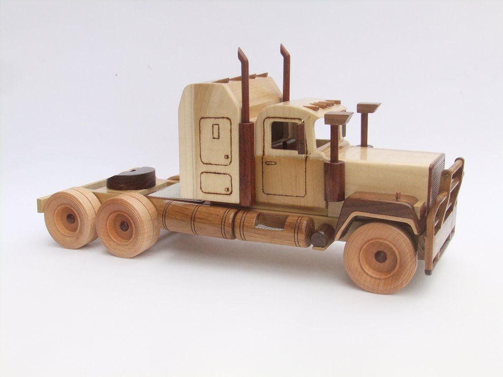Derek Lane’s scale model build of an Australian 1988 Series II Mack Superliner