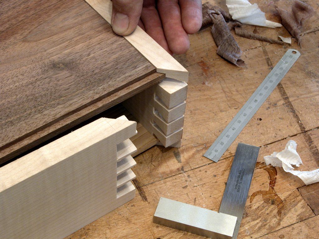 On this small jewellery box, John Bullar used mitred dovetailed corners and when it is assembled, the top and bottom panels are trapped in grooves in the sides