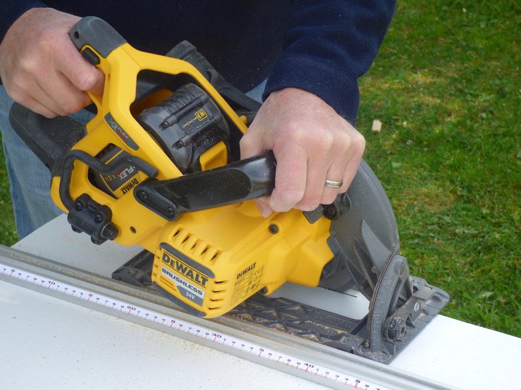 The DeWalt DCS577 XR FLEXVOLT circular saw features two large handles, which helps to control the tool