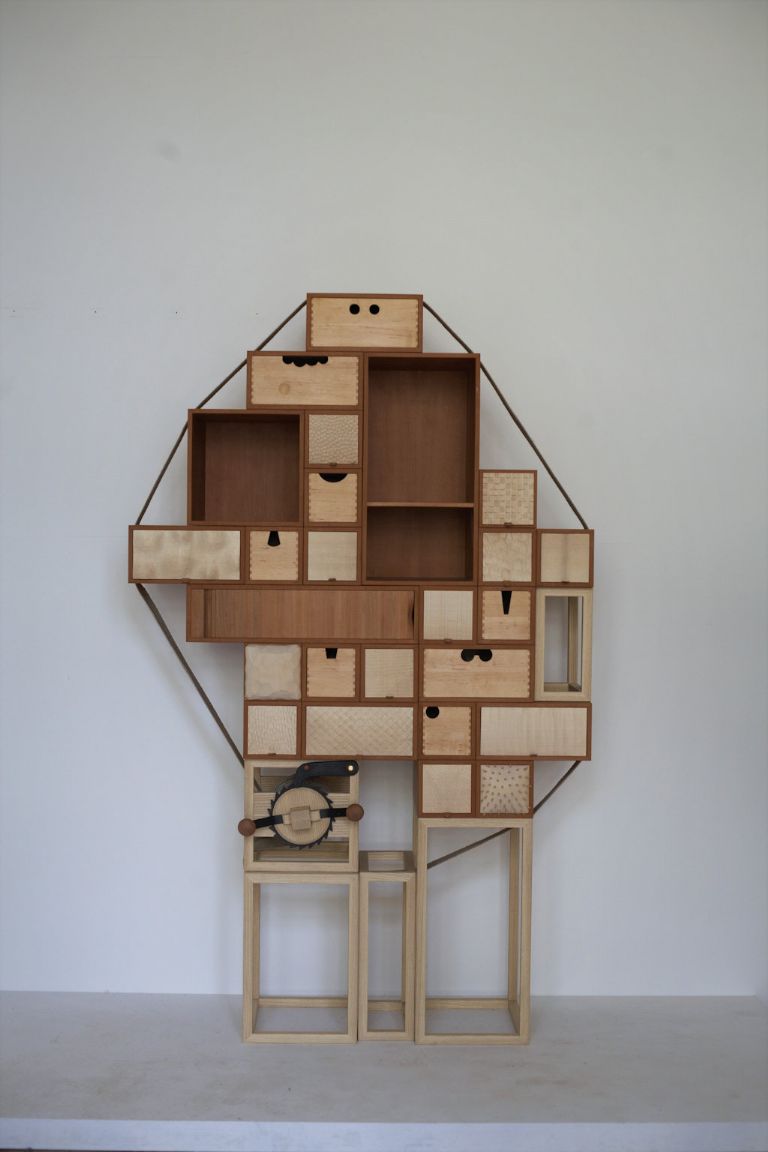 Peter Pålsson’s cabinet is made out of several boxes - you can arrange these into whatever shape you like. The tightening device can then be used to fix them into position