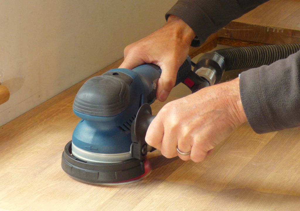 Hooked up to a Trend vacuum extractor, there was hardly any dust visible when sanding an oak kitchen worktop using the Bosch GET 55-125 random orbit sander