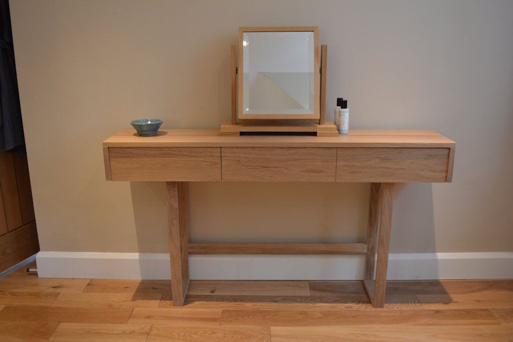 Robert Couldwell’s dressing table design in oak