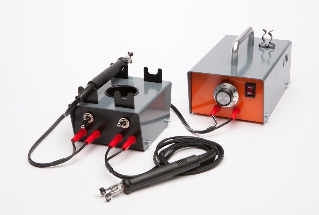 Jonathan Salisbury takes a look at the Peter Child pyrography machine and pen splitter